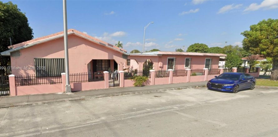 House in Hialeah, Florida 5 bedrooms, 254.27 sq.m. № 1948083