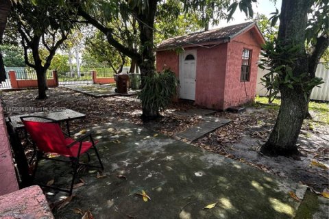 House in Hialeah, Florida 5 bedrooms, 254.27 sq.m. № 1948083 - photo 12