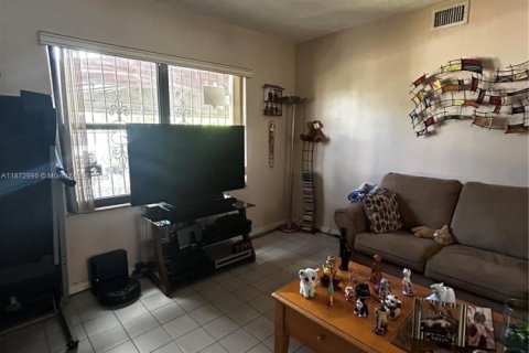 House in Hialeah, Florida 5 bedrooms, 254.27 sq.m. № 1948083 - photo 7