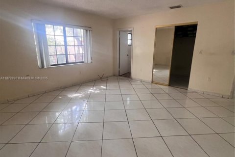 House in Hialeah, Florida 5 bedrooms, 254.27 sq.m. № 1948083 - photo 18