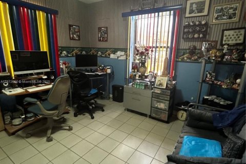 House in Hialeah, Florida 5 bedrooms, 254.27 sq.m. № 1948083 - photo 10