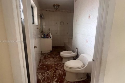 House in Hialeah, Florida 5 bedrooms, 254.27 sq.m. № 1948083 - photo 19