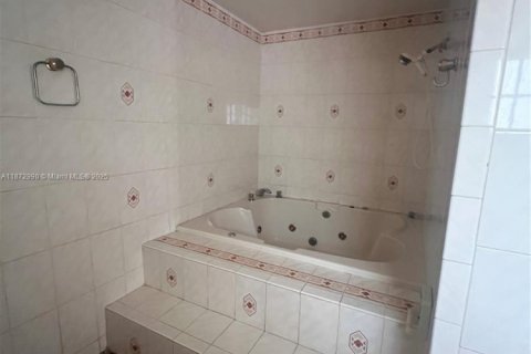 House in Hialeah, Florida 5 bedrooms, 254.27 sq.m. № 1948083 - photo 20