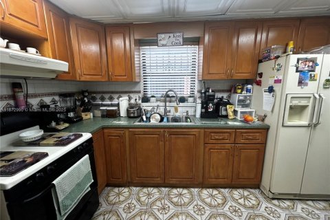 House in Hialeah, Florida 5 bedrooms, 254.27 sq.m. № 1948083 - photo 5