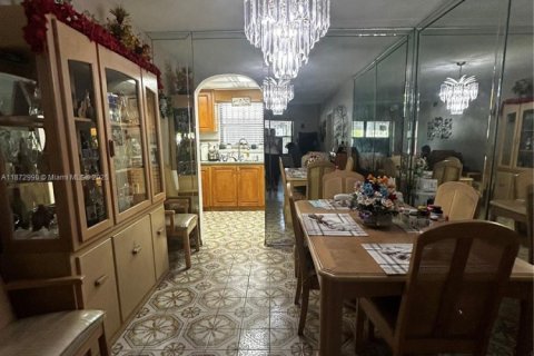 House in Hialeah, Florida 5 bedrooms, 254.27 sq.m. № 1948083 - photo 8