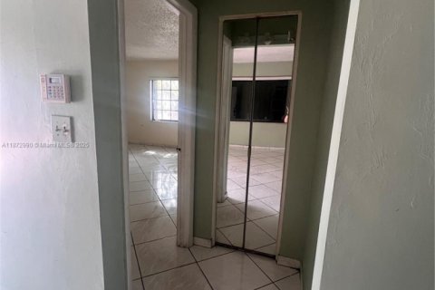 House in Hialeah, Florida 5 bedrooms, 254.27 sq.m. № 1948083 - photo 16