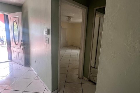 House in Hialeah, Florida 5 bedrooms, 254.27 sq.m. № 1948083 - photo 15