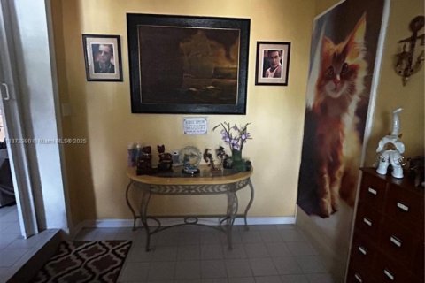 House in Hialeah, Florida 5 bedrooms, 254.27 sq.m. № 1948083 - photo 6