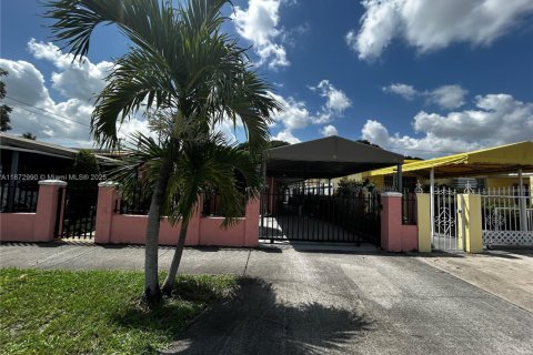 House in Hialeah, Florida 5 bedrooms, 254.27 sq.m. № 1948083 - photo 3