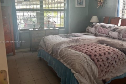 House in Hialeah, Florida 5 bedrooms, 254.27 sq.m. № 1948083 - photo 9