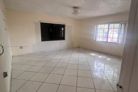 House in Hialeah, Florida 5 bedrooms, 254.27 sq.m. № 1948083 - photo 17