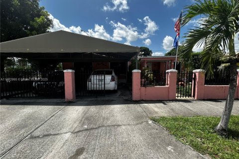House in Hialeah, Florida 5 bedrooms, 254.27 sq.m. № 1948083 - photo 4
