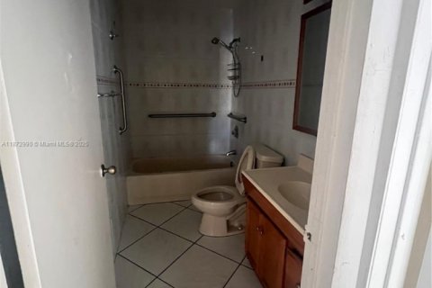 House in Hialeah, Florida 5 bedrooms, 254.27 sq.m. № 1948083 - photo 13