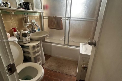 House in Hialeah, Florida 5 bedrooms, 254.27 sq.m. № 1948083 - photo 11