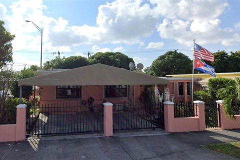 House in Hialeah, Florida 5 bedrooms, 254.27 sq.m. № 1948083 - photo 2