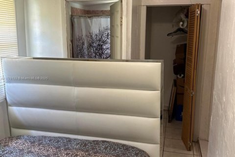 Propiedad comercial en venta en Miami, Florida № 1938023 - foto 10