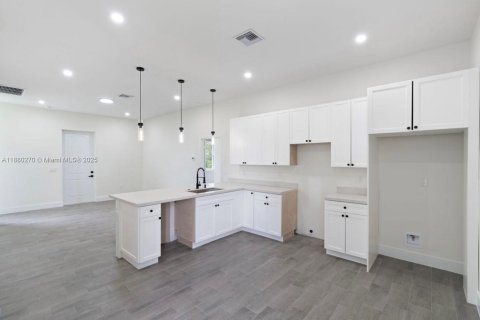 Casa en venta en Lehigh Acres, Florida, 4 dormitorios № 2016987 - foto 16