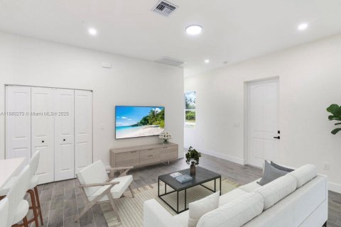 Casa en venta en Lehigh Acres, Florida, 4 dormitorios № 2016987 - foto 7