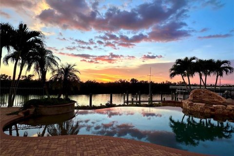 Casa en venta en Cape Coral, Florida, 4 dormitorios, 586.03 m2 № 1917759 - foto 2