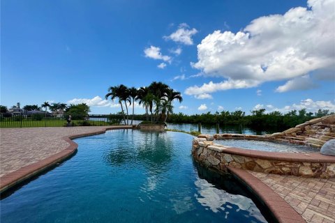 Casa en venta en Cape Coral, Florida, 4 dormitorios, 586.03 m2 № 1917759 - foto 30