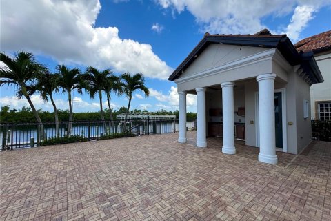 Casa en venta en Cape Coral, Florida, 4 dormitorios, 586.03 m2 № 1917759 - foto 29