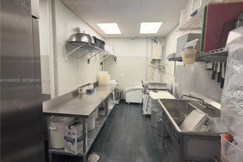 Propiedad comercial en venta en Doral, Florida № 2154467 - foto 3