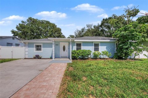 House in Tampa, Florida 3 bedrooms, 111.48 sq.m. № 2299934
