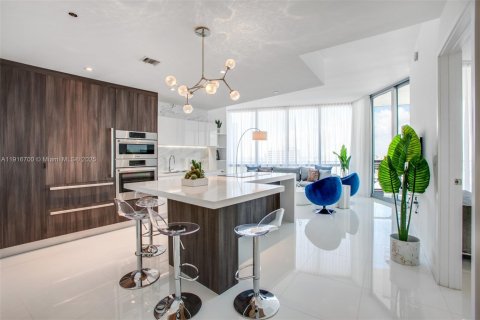 Condo in Miami, Florida, 1 bedroom  № 2016455 - photo 2