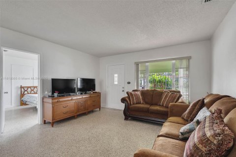 Villa ou maison à vendre à Hialeah, Floride: 4 chambres, 193.05 m2 № 1779958 - photo 7