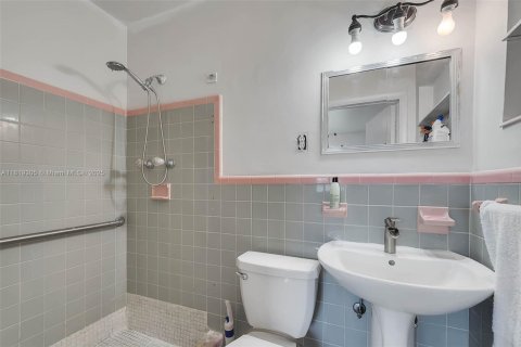 Villa ou maison à vendre à Hialeah, Floride: 4 chambres, 193.05 m2 № 1779958 - photo 14