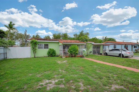 Villa ou maison à vendre à Hialeah, Floride: 4 chambres, 193.05 m2 № 1779958 - photo 1