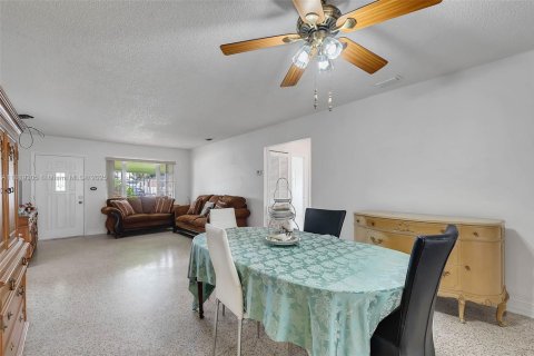 Villa ou maison à vendre à Hialeah, Floride: 4 chambres, 193.05 m2 № 1779958 - photo 9
