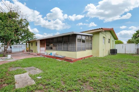 Villa ou maison à vendre à Hialeah, Floride: 4 chambres, 193.05 m2 № 1779958 - photo 24
