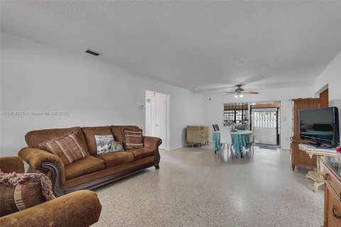 Villa ou maison à vendre à Hialeah, Floride: 4 chambres, 193.05 m2 № 1779958 - photo 6