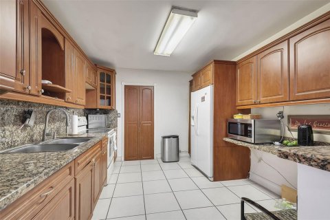 Villa ou maison à vendre à Hialeah, Floride: 4 chambres, 193.05 m2 № 1779958 - photo 11