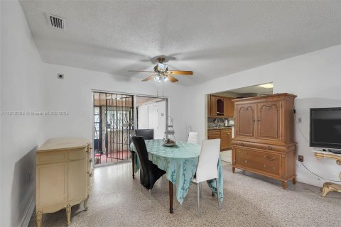 Villa ou maison à vendre à Hialeah, Floride: 4 chambres, 193.05 m2 № 1779958 - photo 8