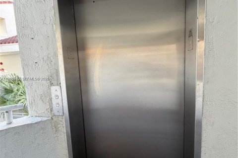 Кондоминиум с 2 спальнями в Майами, Флорида № 2025280