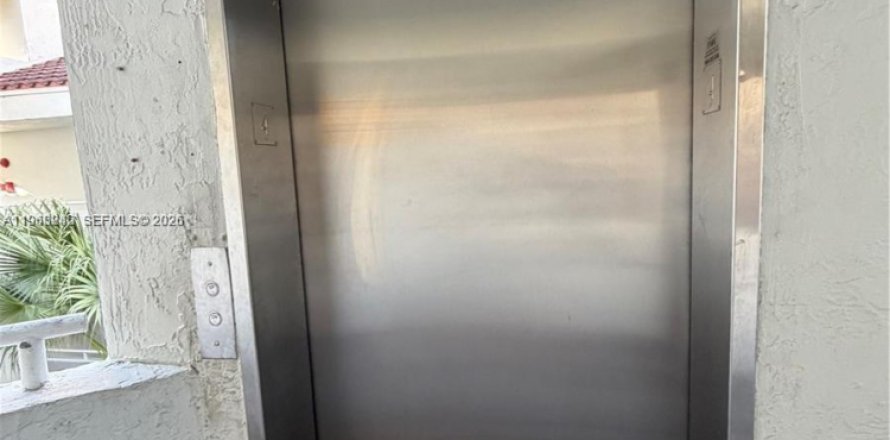 Кондоминиум с 2 спальнями в Майами, Флорида № 2025280