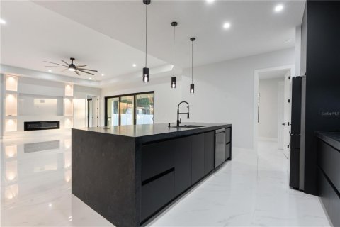 Casa en venta en Weeki Wachee, Florida, 4 dormitorios, 234.49 m2 № 2111342 - foto 18
