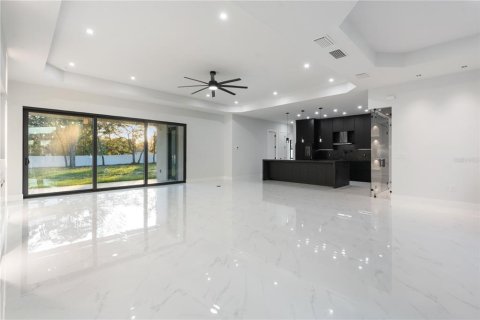 Casa en venta en Weeki Wachee, Florida, 4 dormitorios, 234.49 m2 № 2111342 - foto 11