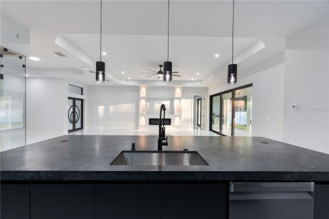 Casa en venta en Weeki Wachee, Florida, 4 dormitorios, 234.49 m2 № 2111342 - foto 19