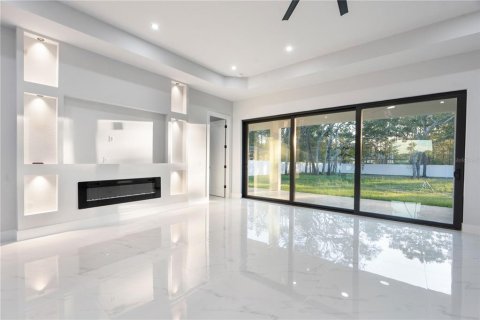 Casa en venta en Weeki Wachee, Florida, 4 dormitorios, 234.49 m2 № 2111342 - foto 9
