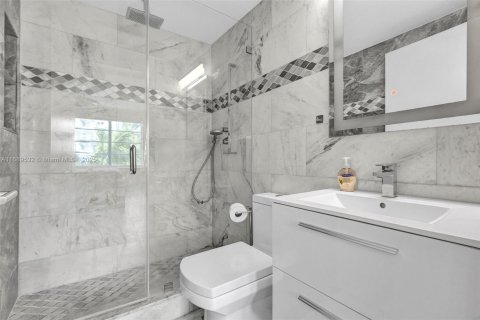 Condo in Miami Beach, Florida, 2 bedrooms  № 1811225 - photo 14