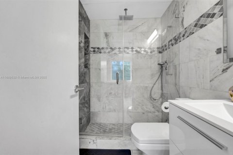Condo in Miami Beach, Florida, 2 bedrooms  № 1811225 - photo 13