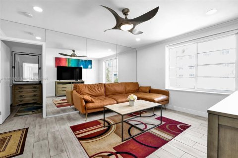 Condo in Miami Beach, Florida, 2 bedrooms  № 1811225 - photo 1