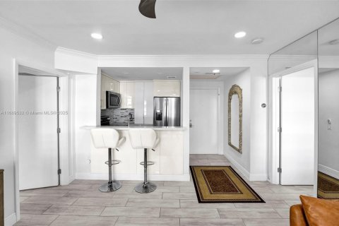 Condo in Miami Beach, Florida, 2 bedrooms  № 1811225 - photo 6