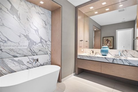 Condo in Miami, Florida, 4 bedrooms  № 1995916 - photo 22