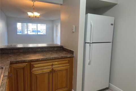 Copropriété à louer à Hialeah, Floride: 2 chambres, 96.15 m2 № 2046149 - photo 5