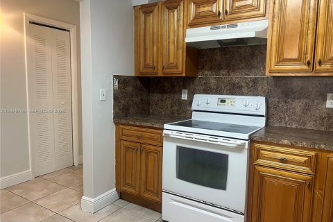 Copropriété à louer à Hialeah, Floride: 2 chambres, 96.15 m2 № 2046149 - photo 6