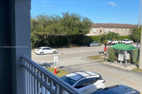 Condo in Hialeah, Florida, 3 bedrooms  № 1953038 - photo 2